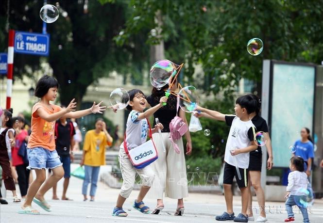 Mạng lưới giải pháp phát triển bền vững của Liên hợp quốc công bố Báo cáo Hạnh phúc toàn cầu lần thứ 10 về mức độ hạnh phúc của hơn 150 quốc gia, vùng lãnh thổ (dựa trên đánh giá trung bình từ năm 2020 đến năm 2022). Kết quả cho thấy, Việt Nam đứng thứ 65/150, tăng 12 bậc so với năm 2020. Ảnh: Danh Lam – TTXVN