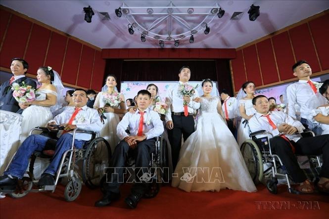 Mạng lưới giải pháp phát triển bền vững của Liên hợp quốc công bố Báo cáo Hạnh phúc toàn cầu lần thứ 10 về mức độ hạnh phúc của hơn 150 quốc gia, vùng lãnh thổ (dựa trên đánh giá trung bình từ năm 2020 đến năm 2022). Kết quả cho thấy, Việt Nam đứng thứ 65/150, tăng 12 bậc so với năm 2020. Trong ảnh: Lễ cưới tập thể 