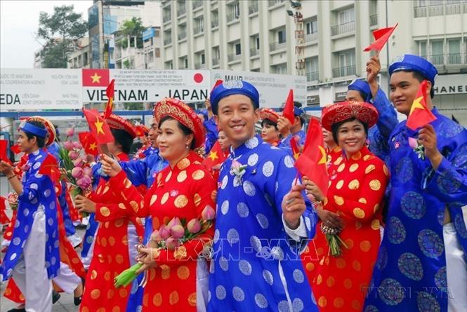 “Lễ cưới tập thể - Tôn vinh nét đẹp văn hóa Việt” dành cho 100 cặp đôi uyên ương là thanh niên công nhân, thanh niên có hoàn cảnh khó khăn đang làm việc tại các khu chế xuất, khu công nghiệp, trường học ở TP Hồ Chí Minh. Ảnh: Mạnh Linh-TTXVN