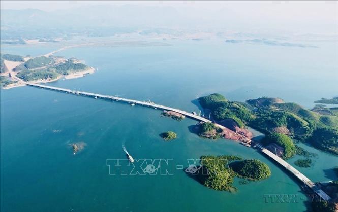 Cầu Vân Tiên - cầu vượt biển nằm trên tuyến cao tốc Vân Đồn - Móng Cái (Quảng Ninh), kết nối với các khu kinh tế trọng điểm, tạo thuận lợi giao thông đường bộ từ hướng Lạng Sơn đi Móng Cái, Vân Đồn, Hạ Long, phát huy  hiệu quả của sân bay Vân Đồn; kết nối cửa ngõ giao thương của Việt Nam, ASEAN với Trung Quốc. Ảnh: TTXVN phát