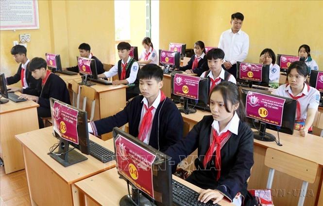 Quy mô giáo dục tiếp tục được phát triển, cơ sở vật chất được nâng cao, chất lượng đào tạo từng bước đáp ứng yêu cầu về nguồn nhân lực. Trong ảnh: Giờ học tin học của học sinh Trường phổ thông Dân tộc nội trú THCS huyện Tân Sơn, tỉnh Phú Thọ. Ảnh: Trung Kiên - TTXVN