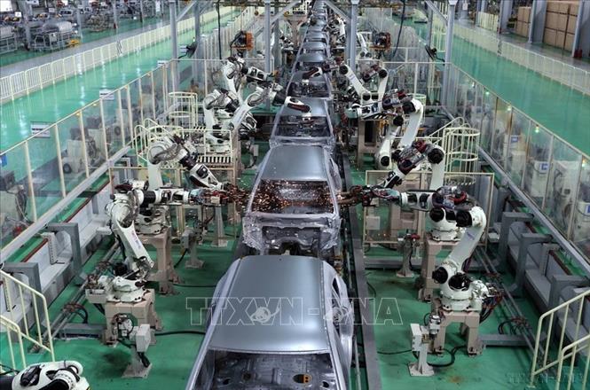 Dây chuyền hàn vỏ xe bằng robot ở Công ty TNHH Một thành viên Sản xuất ô tô THACO MAZDA tại Khu kinh tế mở Chu Lai (Quảng Nam) – một trong những khu kinh tế thu hút đầu tư lớn của khu vực miền Trung. Ảnh: Danh Lam – TTXVN