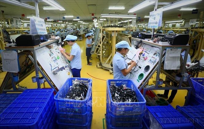 Sản xuất linh kiện điện tử tại Công ty TNHH Điện - Điện tử Mê Trần Vĩnh Phúc. Ảnh: Danh Lam - TTXVN