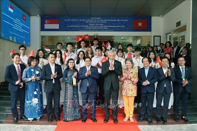 PMs Pham Minh Chinh and Lee Hsien Loong meet with students from the Vietnam National University. VNA Photo: Dương Giang