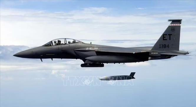 Máy bay ném bom Boeing B-1B phóng tên lửa JASSM do Tập đoàn Lockheed Martin sản xuất. Ảnh: Militaryaerospace. com/ TTXVN