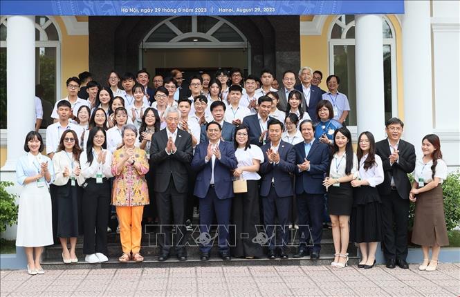 PMs Pham Minh Chinh and Lee Hsien Loong meet with students from the Vietnam National University. VNA Photo: Dương Giang