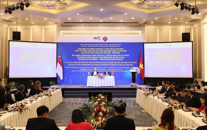 PMs Pham Minh Chinh and Lee Hsien Loong have a dialogue with young leaders of the two countries. VNA Photo: Dương Giang