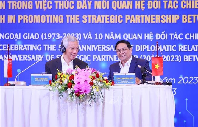 PMs Pham Minh Chinh and Lee Hsien Loong have a dialogue with young leaders of the two countries. VNA Photo: Dương Giang