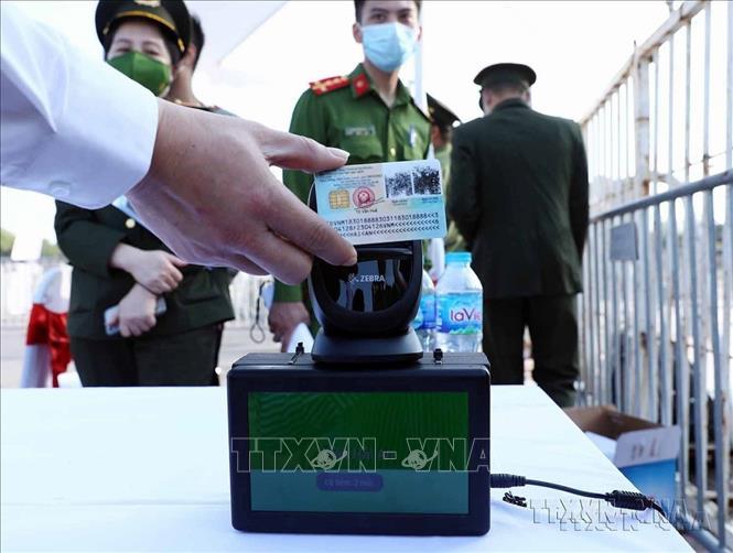 Năm 2022 là năm đầu tiên Việt Nam tổ chức các hoạt động nhân Ngày Chuyển đổi số quốc gia. Trong ảnh: Khán giả sử dụng thẻ CCCD gắn chip điện tử đã tích hợp các thông tin mũi tiêm, xét nghiệm để hỗ trợ cho việc kiểm tra thông tin về CCCD, mũi tiêm, xét nghiệm khi vào SVĐ Quốc gia Mỹ Đình (Hà Nội) xem bóng đá. Ảnh: Phạm Kiên - TTXVN