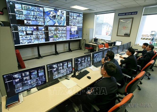 Năm 2022 là năm đầu tiên Việt Nam tổ chức các hoạt động nhân Ngày Chuyển đổi số quốc gia. Trong ảnh: Trung tâm chỉ huy giám sát hoạt động của nhà ga T2 thuộc Chi cục Hải quan cửa khẩu Sân bay quốc tế Nội Bài (Cục Hải quan Hà Nội). Ảnh: Hoàng Hùng – TTXVN