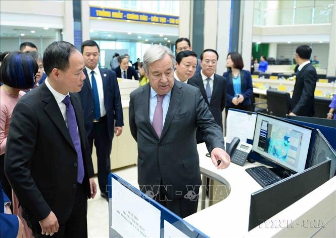 Đến thăm Tổng cục Khí tượng Thủy văn ở Hà Nội, Tổng Thư ký LHQ António Guterres đánh giá cao công tác dự báo khí tượng thủy văn của Việt Nam (22/10/2022). Ảnh: Minh Đức – TTXVN