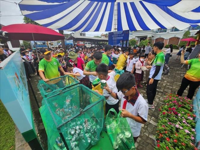 Ngày hội tái chế Huế 2023 góp phần hình thành, nâng cao ý thức phân loại rác thải đối với học sinh. Ảnh: Mai Trang-TTXVN