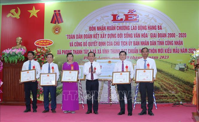 Chủ tịch UBND tỉnh Bạc Liêu Phạm Văn Thiều tặng Bằng khen cho các tập thể có thành tích xuất sắc trong xây dựng nông thôn mới kiểu mẫu của xã Vĩnh Thanh và xã Phong Thạnh Tây A. Ảnh: Tuấn Kiệt - TTXVN