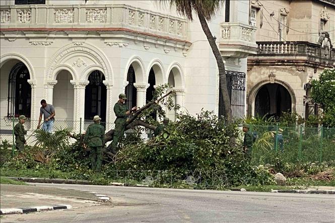 Cây và cột điện đổ ngổn ngang ở thủ đô La Habana. Ảnh: Mai Phương - Pv TTXVN tại La Habana 