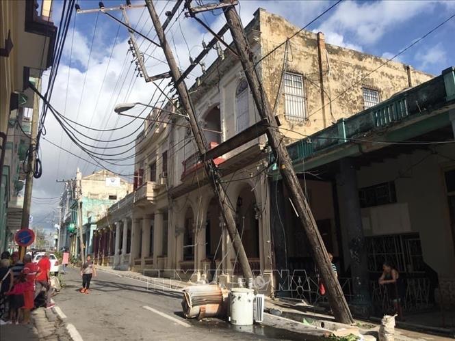 Cây và cột điện đổ ngổn ngang ở thủ đô La Habana. Ảnh: Mai Phương - Pv TTXVN tại La Habana 