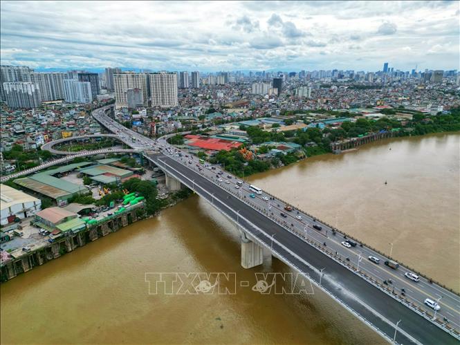 Cầu dài 3,5 km, rộng 19,25 m với 4 làn xe, bao gồm 3 làn ô tô và một làn xe hỗn hợp. Ảnh: Tuấn Anh - TTXVN