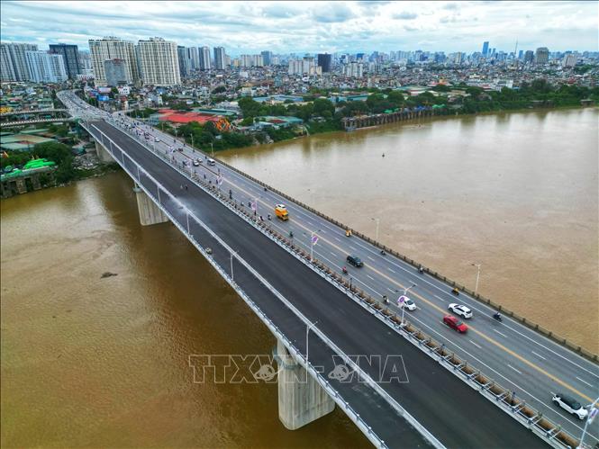 Cầu dài 3,5 km, rộng 19,25 m với 4 làn xe, bao gồm 3 làn ô tô và một làn xe hỗn hợp. Ảnh: Tuấn Anh - TTXVN