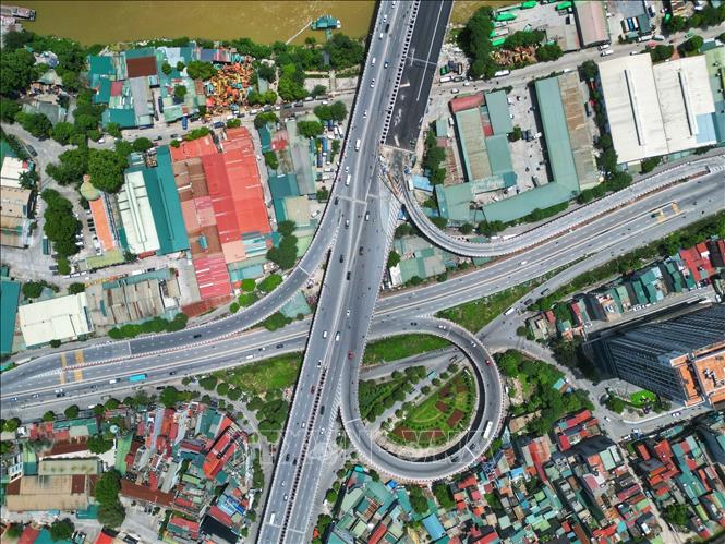 Cầu Vĩnh Tuy 2 khởi công tháng 1/2021, song song với cầu Vĩnh Tuy 1, tổng mức đầu tư hơn 2.500 tỷ đồng, điểm đầu giao với đường Trần Quang Khải - Nguyễn Khoái - Minh Khai (quận Hai Bà Trưng). Ảnh: Tuấn Anh - TTXVN