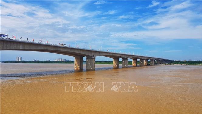 Cầu Vĩnh Tuy giai đoạn 2 đưa vào hoạt động sẽ tăng cường lưu thông giữa hai bên bờ sông Hồng, đáp ứng nhu cầu vận tải đang tăng cao giữa trung tâm thủ đô với khu vực phía Bắc và Đông Bắc thành phố. Ảnh: Tuấn Anh - TTXVN