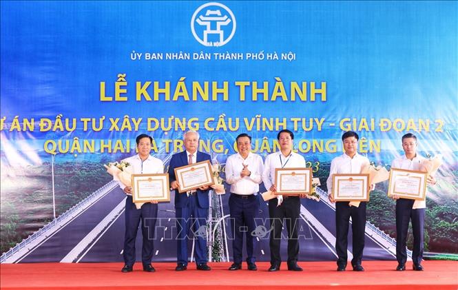 Các tập thể và cá nhân nhận Bằng khen của Chủ tịch UBND thành phố Hà Nội tại lễ khánh thành cầu Vĩnh Tuy 2. Ảnh: Tuấn Anh - TTXVN