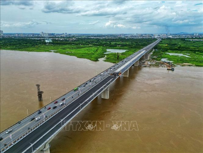 Cầu Vĩnh Tuy giai đoạn 2 sau khi đưa vào sử dụng sẽ có 4 làn xe lưu thông theo hướng từ trung tâm TP Hà Nội sang Long Biên gồm: 3 làn ô tô và 1 làn xe hỗn hợp. Ảnh: Tuấn Anh - TTXVN