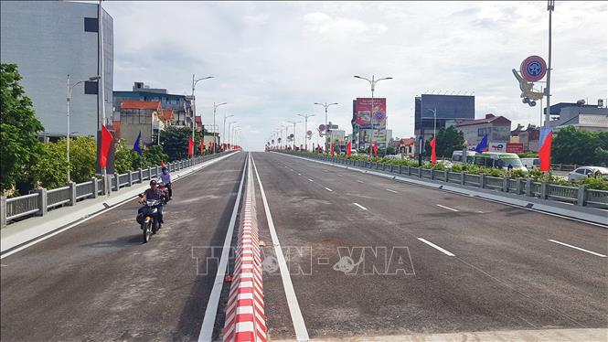 Cầu dài 3,5 km, rộng 19,25 m với 4 làn xe, bao gồm ba làn ôtô và một làn xe hỗn hợp. Ảnh: Tuấn Anh - TTXVN