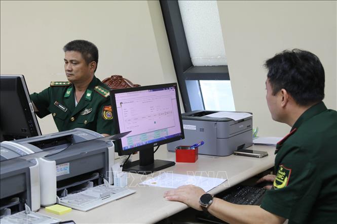 Cán bộ Trạm biên phòng cửa khẩu quốc tế Hữu Nghị (Lạng Sơn) nhập liệu thông tin công dân xuất nhập cảnh bằng thị thực điện tử trên hệ thống. Ảnh: Quang Duy – TTXVN