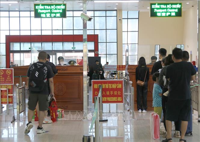 Khách nhập cảnh bằng thị thực điện tử vào Việt Nam tại cửa khẩu quốc tế Hữu Nghị (Lạng Sơn). Ảnh: Quang Duy – TTXVN