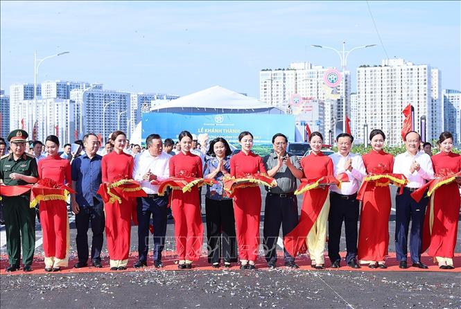 Thủ tướng Phạm Minh Chính và các đại biểu cắt băng khánh thành cầu Vĩnh Tuy - giai đoạn 2. Ảnh: Dương Giang - TTXVN
