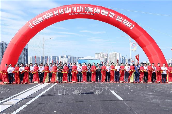 Thủ tướng Phạm Minh Chính và các đại biểu cắt băng khánh thành cầu Vĩnh Tuy - giai đoạn 2. Ảnh: Dương Giang - TTXVN
