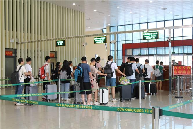 Công dân nước ngoài nhập cảnh bằng thị thực điện tử vào Việt Nam qua cửa khẩu quốc tế Hữu Nghị (Lạng Sơn). Ảnh: Quang Duy – TTXVN