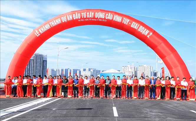 Thủ tướng Phạm Minh Chính và các đại biểu cắt băng khánh thành dự án cầu Vĩnh Tuy - giai đoạn 2. Ảnh: Tuấn Anh - TTXVN