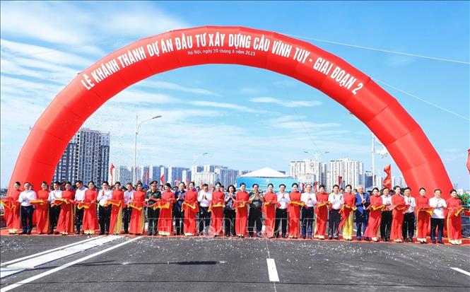 Thủ tướng Phạm Minh Chính và các đại biểu cắt băng khánh thành dự án cầu Vĩnh Tuy - giai đoạn 2. Ảnh: Tuấn Anh - TTXVN