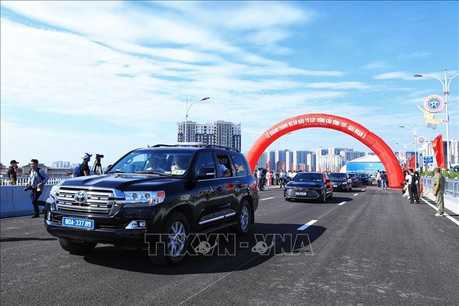 Các phương tiện lưu thông trên cầu Vĩnh Tuy - giai đoạn 2 sau lễ khánh thành. Ảnh: Tuấn Anh - TTXVN
