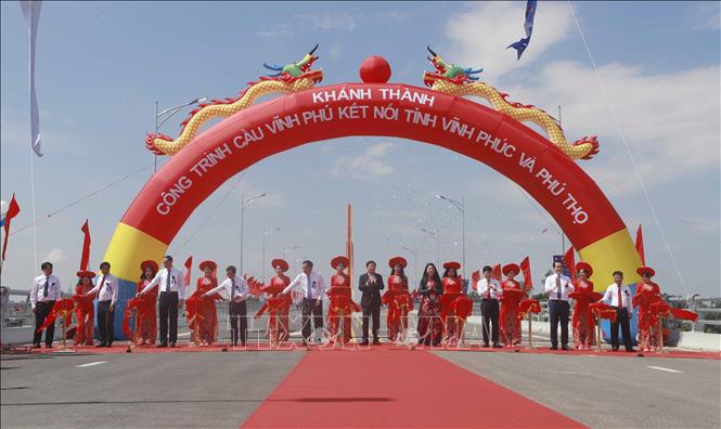 Lãnh đạo 2 tỉnh Vĩnh Phúc và Phú Thọ cùng các đại biểu cắt băng khánh thành cầu Vĩnh Phú. Ảnh: Hoàng Hùng – TTXVN