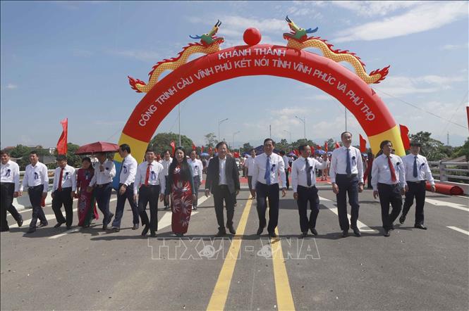 Lãnh đạo 2 tỉnh Vĩnh Phúc và Phú Thọ cùng các đại biểu thực hiên nghi thức đi qua cầu khánh thành cầu Vĩnh Phú. Ảnh: Hoàng Hùng – TTXVN