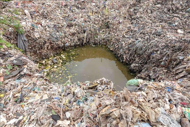 Hố do đơn vị chức năng khoan để kiểm tra độ sâu của bãi rác Đông Thạnh, tìm phương án xử lý để thi công cao tốc Cần Thơ - Cà Mau. Ảnh: Thanh Liêm - TTXVN