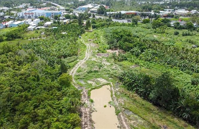 Tuyến đường cao tốc Cần Thơ - Cà Mau đi ngang bãi rác Đông Thạnh ở phường Ba Láng, quận Cái Răng. Ảnh: Thanh Liêm - TTXVN