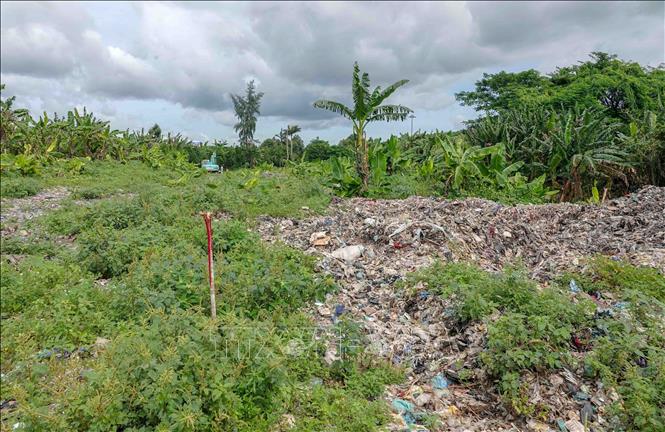 Tại bãi rác Đông Thạnh hiện còn khoảng 30.000 tấn rác và đất mùn, cơ quan chức năng cần xử lý một phần số rác này để lấy mặt bằng thi công cao tốc Cần Thơ - Cà Mau. Ảnh: Thanh Liêm - TTXVN