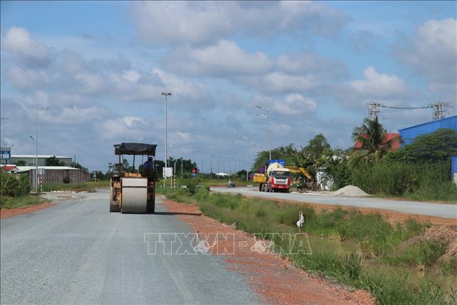 Các gói thầu còn lại của dự án Đường Vành đai TP. Tân An đang gấp rút thi công, đảm bảo thông xe toàn tuyến vào cuối năm 2023. Ảnh: Bùi Giang - TTXVN