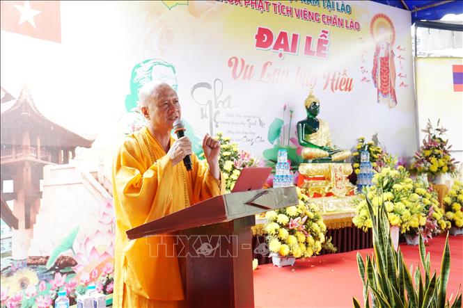 Most Venerable Thich Minh Quang, head of the Phat Tich pagoda, speaks at the festival. VNA Photo: Đỗ Bá Thành
