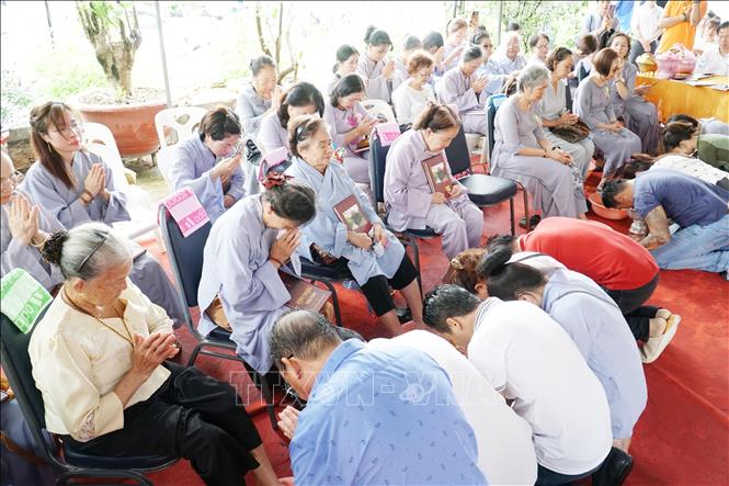 During the Vu Lan festival, children wash their parents' feet to show them love and respect. VNA Photo: Đỗ Bá Thành