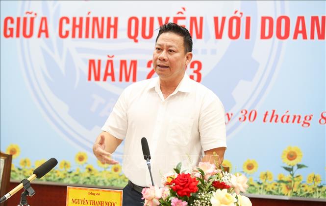 Ông Nguyễn Thanh Ngọc, Chủ tịch UBND tỉnh Tây Ninh trao đổi với các doanh nghiệp. Ảnh: Giang Phương - TTXVN