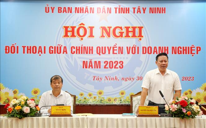 Chủ tịch UBND tỉnh Tây Ninh Nguyễn Thanh Ngọc giải đáp thắc mắc của các doanh nghiệp. Ảnh: Giang Phương - TTXVN
