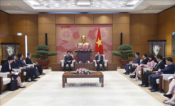 National Assembly Chairman Vuong Dinh Hue receives CDP President Kenta Izumi in Hanoi on August 30. VNA Photo: Doãn Tấn 
