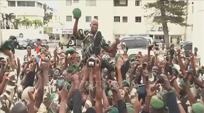 (Hình ảnh chụp qua video) Tư lệnh Lực lượng Vệ binh Cộng hòa Gabon, Tướng Brice Oligui Nguema (giữa). Ảnh: AFP/TTXVN