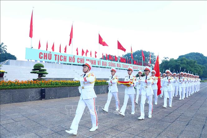 Sau khi thực hiện nghi lễ chào cờ, đội tiêu binh tiến hành nghi thức duyệt đội ngũ trước Lăng Chủ tịch Hồ Chí Minh. Ảnh: Phạm Kiên - TTXVN