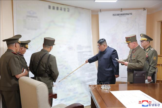 Nhà lãnh đạo Triều Tiên Kim Jong Un (thứ 3, phải) tới thăm sở chỉ huy tập trận thuộc Bộ Tổng tham mưu Quân đội Nhân dân Triều Tiên để tìm hiểu về tình hình cuộc tập trận chỉ huy với sự tham gia của toàn bộ quân đội nước này, ngày 29/8/2023. Ảnh: KCNA/TTXVN 
