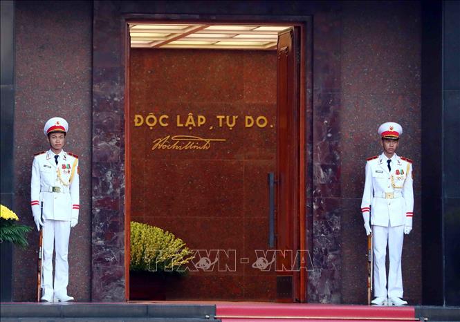 Cửa chính Lăng Bác được mở ra trước lễ chào cờ. Ảnh: Phạm Kiên – TTXVN