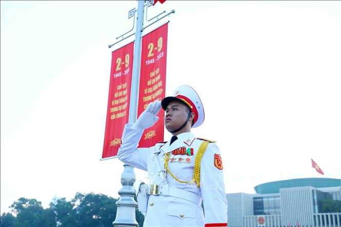 Chiến sĩ tiêu binh nghiêm trang trong lễ chào cờ. Ảnh: Phạm Kiên – TTXVN